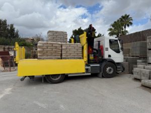 Fotografía de un camión cargado de material de construcción