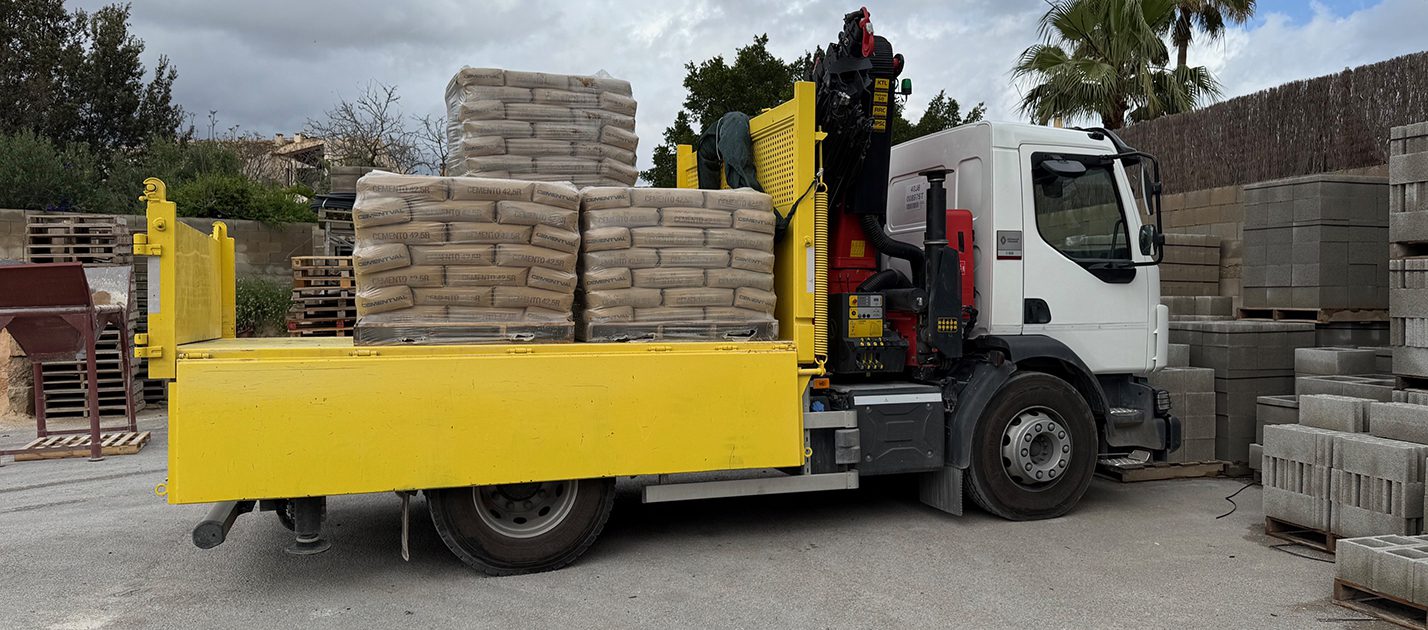 Imagen primer plano de un camión cargado de material de construcción