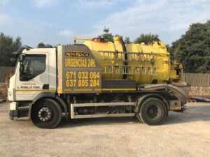 Imagen lateral de un camión de limpieza de depósitos y fosas sépticas.
