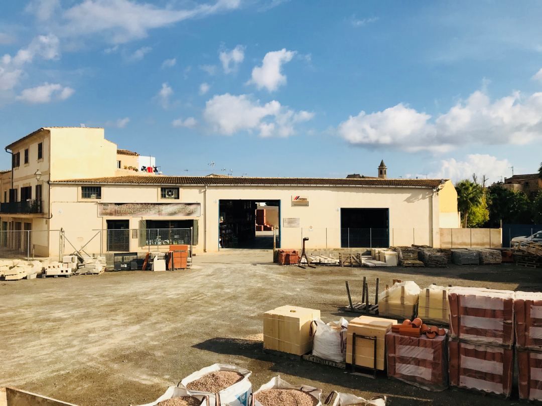 Imagen de una vista general del almacén de materiales de construcción