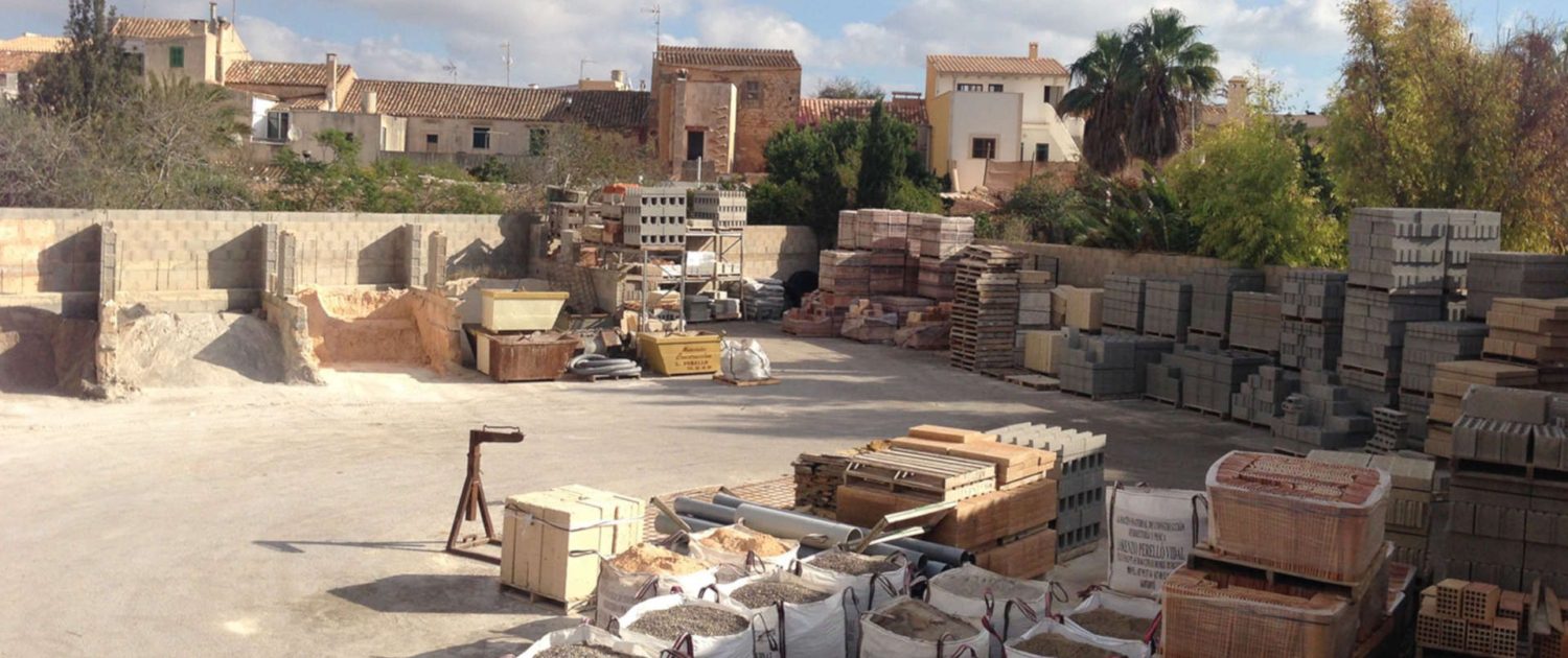 Imagen panorámica con materiales de construcción, ladrillos, bloques de hormigión