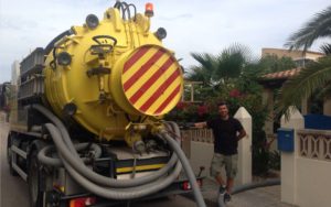 Imagen de un camión vaciando un deposito