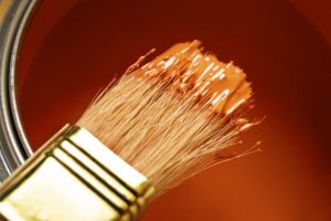 Imagen primer plano pincel y boto de pintura