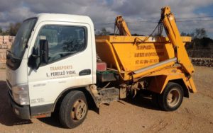 Imagen de un camión con un contenedor de obra